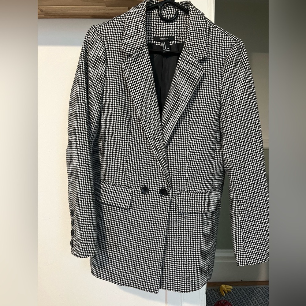 Forever 21 size M houndstooth blazer! Good condition, gently worn!